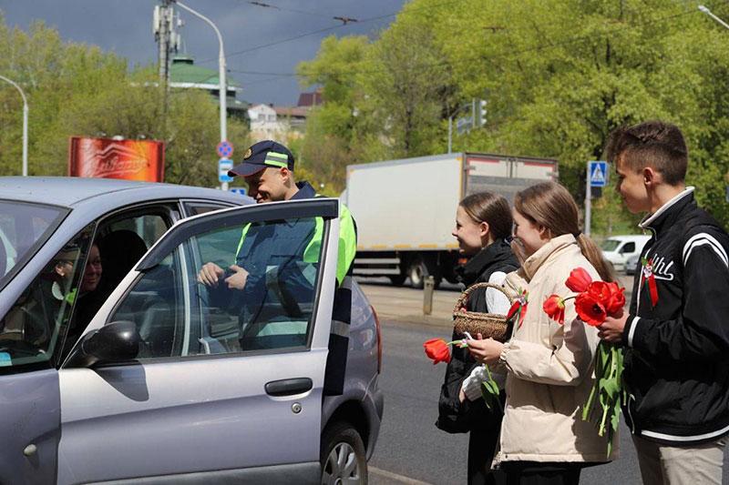 Сотрудники минской милиции поздравили минчан с 9 мая