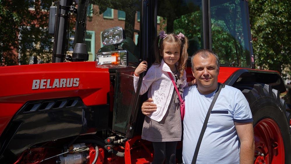 Минский тракторный завод определенно за демографическую безопасность. Посмотрите на фото с Дня открытых дверей! Наши дети – наше всё!!!