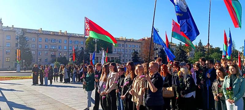 Торжественная церемония возложения цветов к обелиску Победы