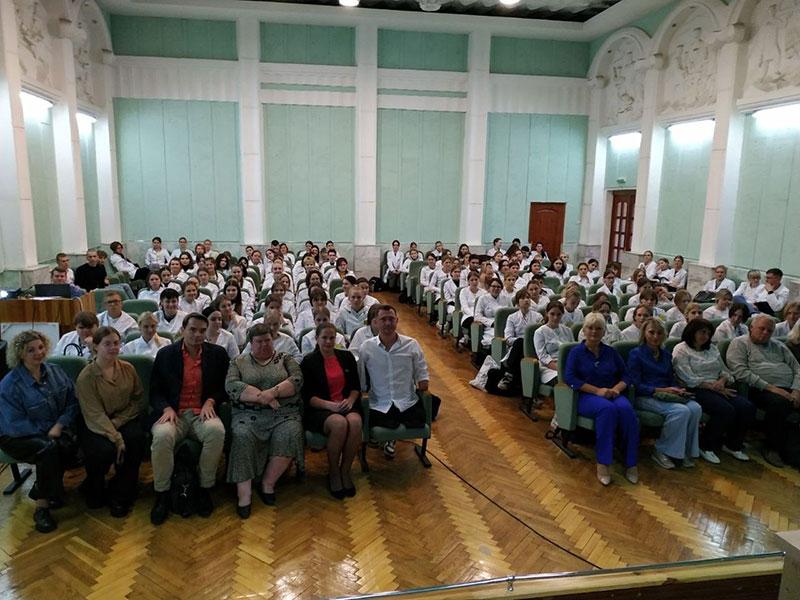 В актовом зале учреждения образования "Минский государственный медицинский колледж" прошла встреча сотрудников и учащихся колледжа с участником паралимпийской сборной Беларуси по плаванию, многократным рекордсменом Европы и мира – Алексеем Талаем