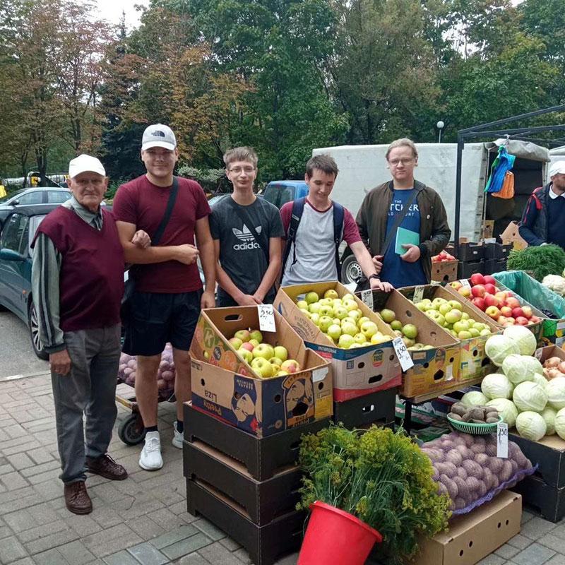 Ежегодные осенние ярмарки – хороший способ пополнить запасы на зиму.