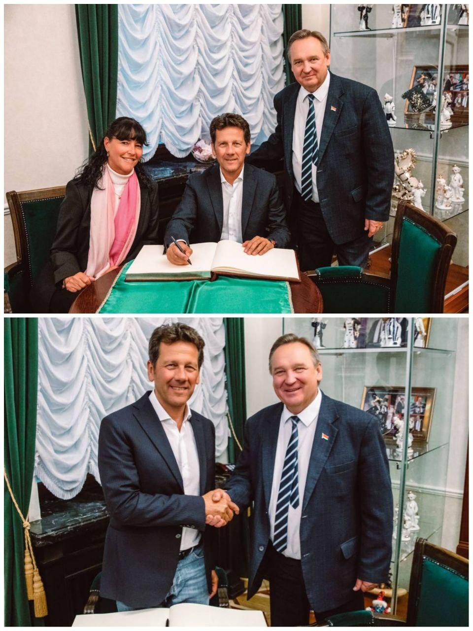 Чрезвычайный и Полномочный Посол Италии в Беларуси Марио Джорджо Стефано Бальди посетил премьеру программы Белгосцирка "Вива Карнавал" с участием цирковой итальянской династии Тони и оставил запись в Книге почетных гостей.