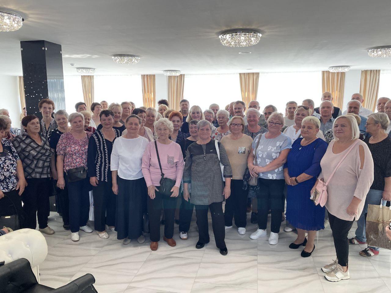 Экскурсия, дегустация новых видов продукции, чаепитие и приятные подарки от коллег - на Минском заводе игристых вин организовали настоящий праздник для пенсионеров, которые трудились на предприятии долгие годы.