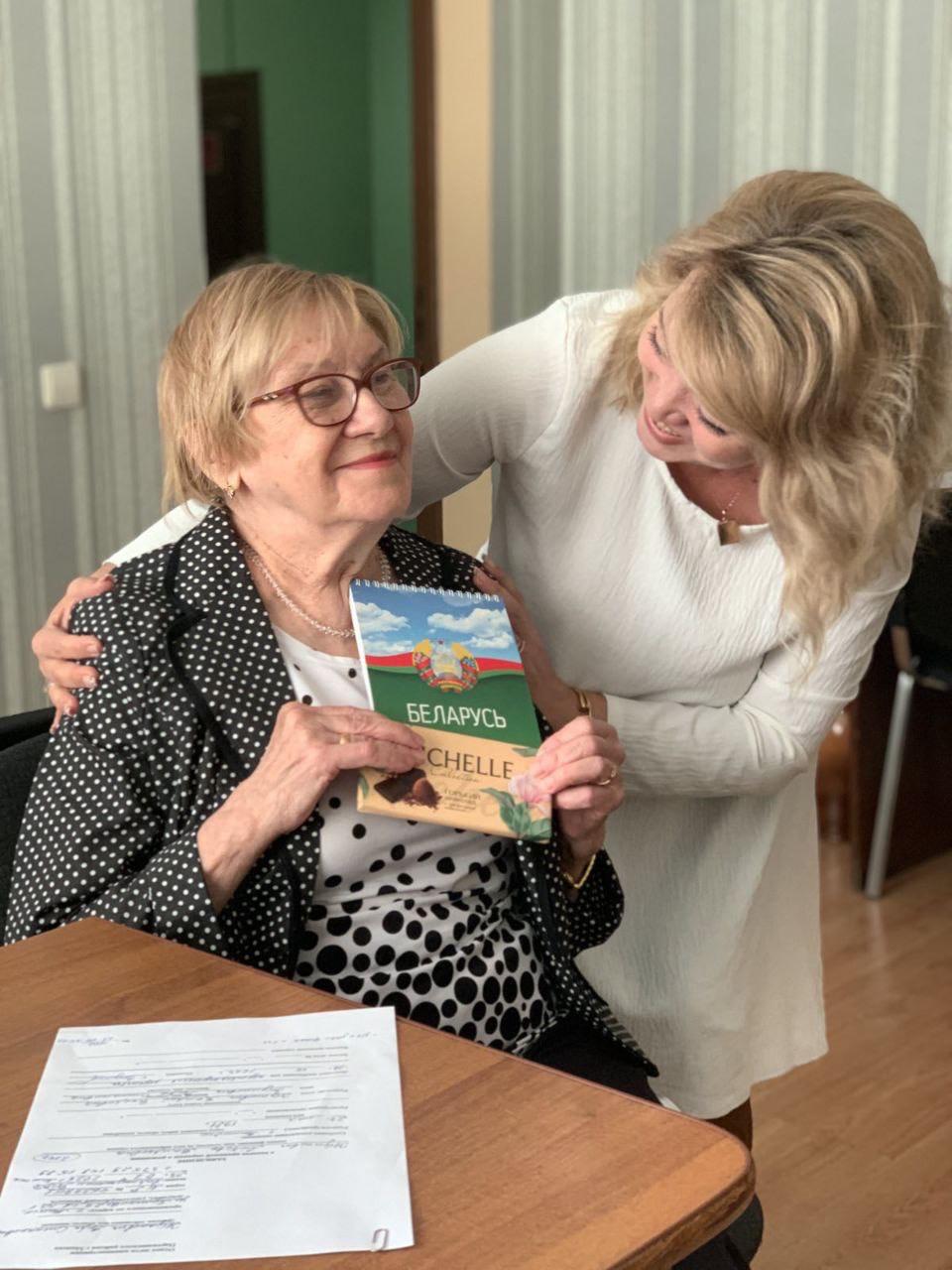 Ко Дню пожилых людей в отделе ЗАГСа администрации Партизанского района г. Минска прошли консультации, оказание помощи пожилым гражданам в оформлении запросов и выдаче документов. А так же вручение небольших сувениров.