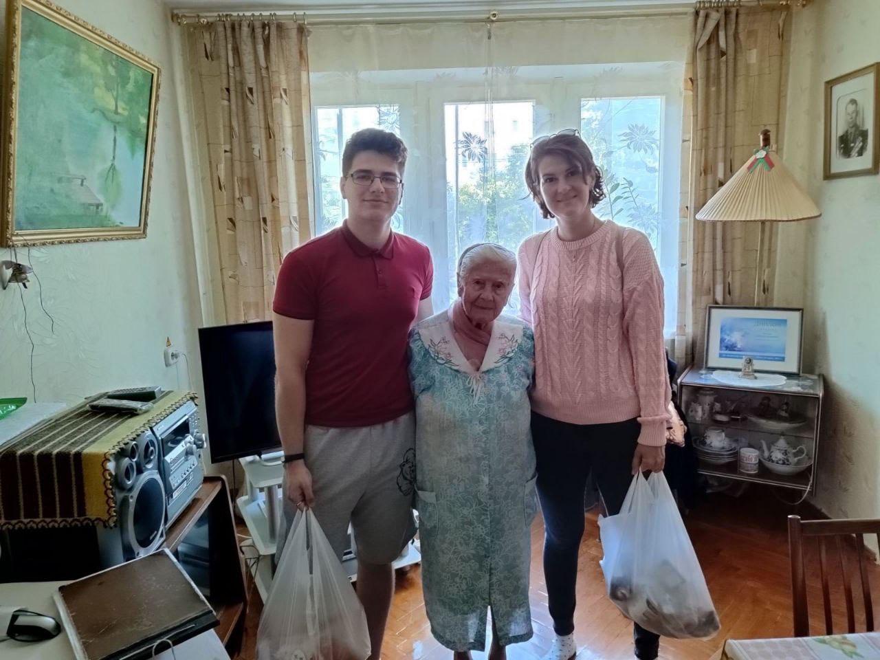 С заботой и вниманием в День пожилых людей Минский медицинский колледж поздравил ветерана.