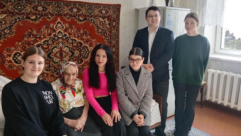 Сотрудники и учащиеся колледжа 29 сентября посетили ветеранов труда Шиманскую Евгению Васильевну и Петровскую Евгению Михайловну 