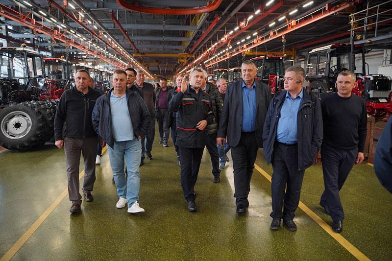 Минский тракторный завод посетила делегация Алтайского края во главе с министром сельского хозяйства Сергеем Межиным.