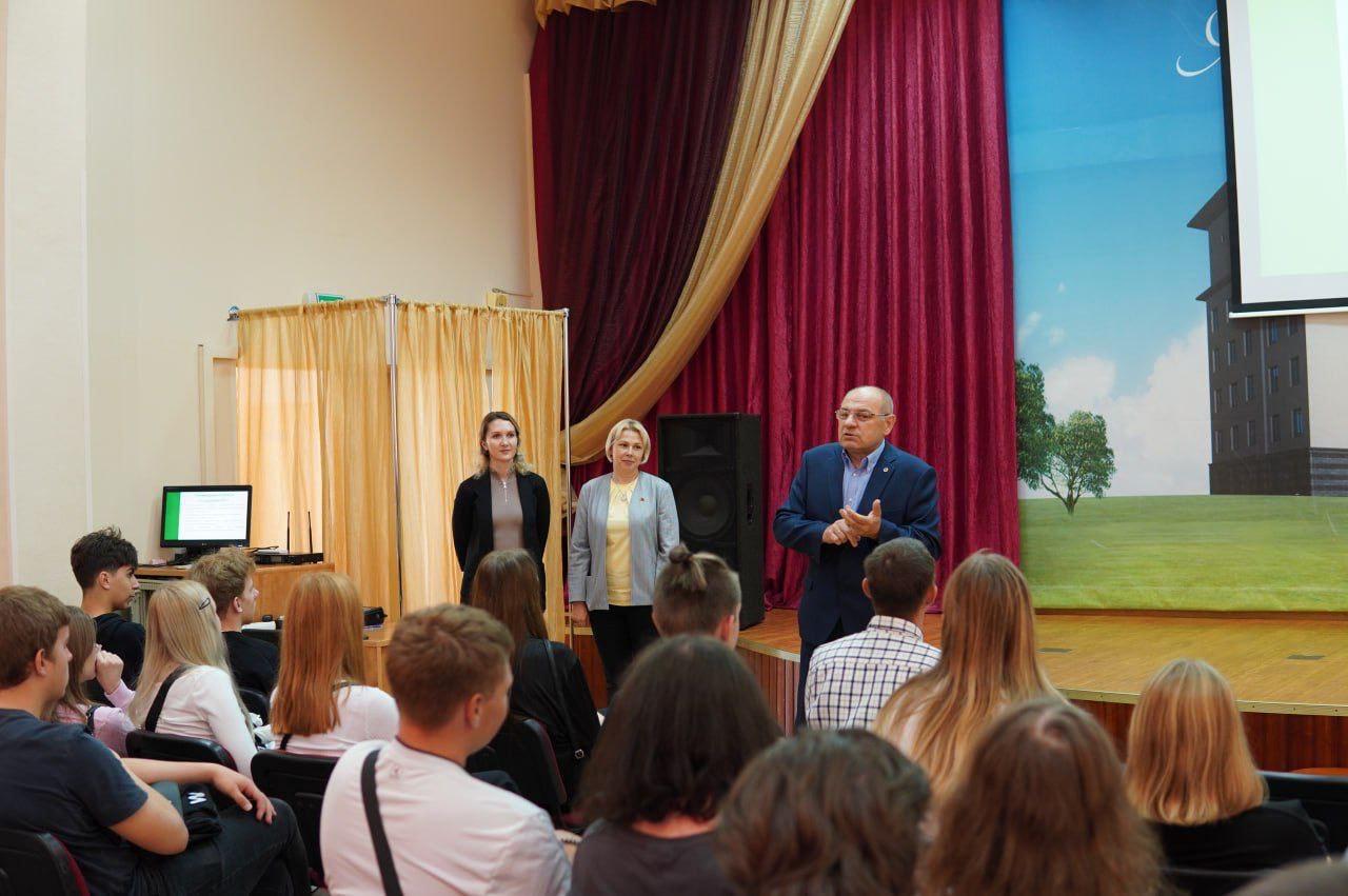 В Минском колледже предпринимательства прошла встреча учащихся и преподавателей с заместителем Председателя правления Потребительского кооператива "Столичный клуб взаимопомощи", заместителем Председателя Правления Республиканской ассоциации потребительски