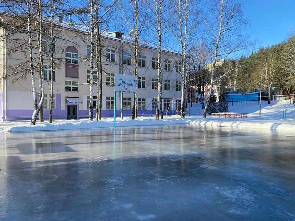 Как и всегда, школьные катки приглашают всех желающих покататься на коньках