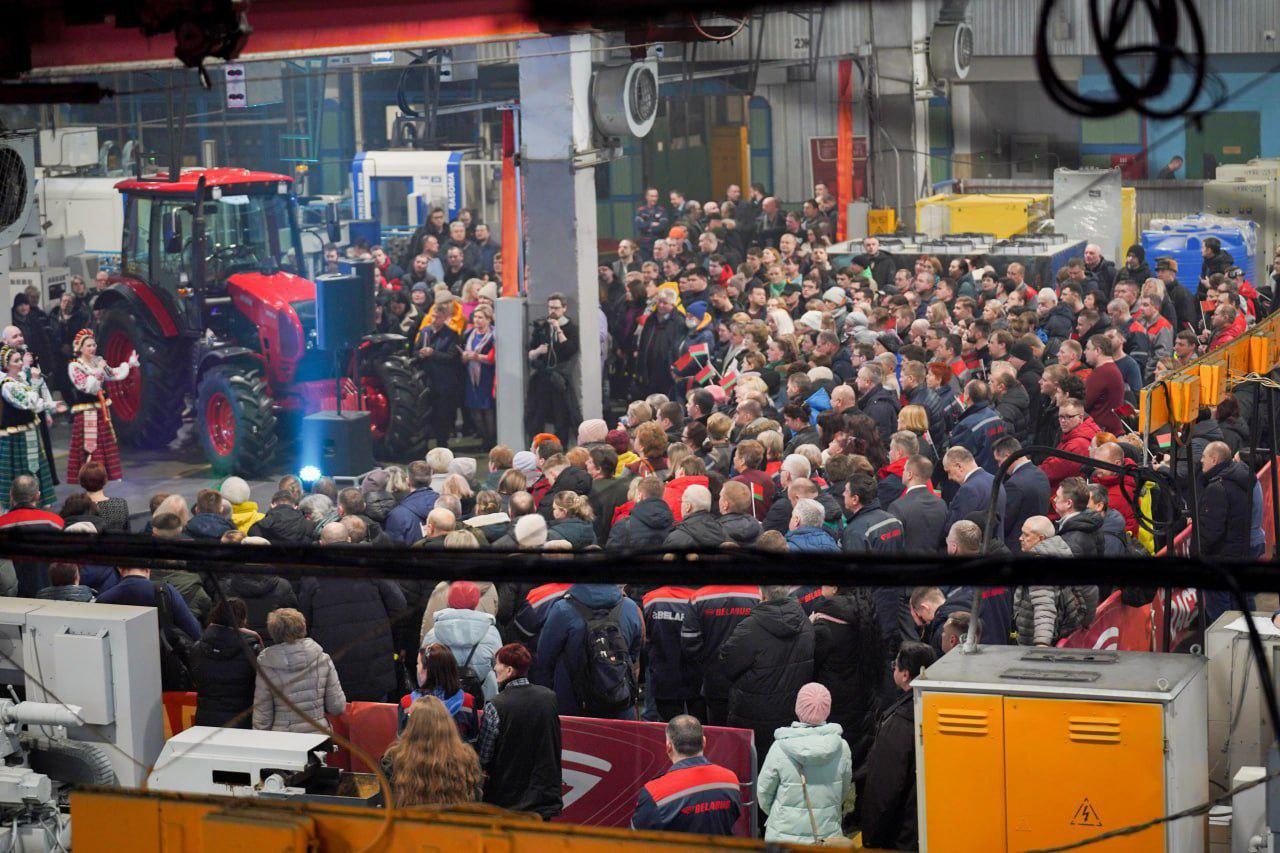 Акция «Мы вместе. Нас миллионы» состоялась на Минском тракторном заводе