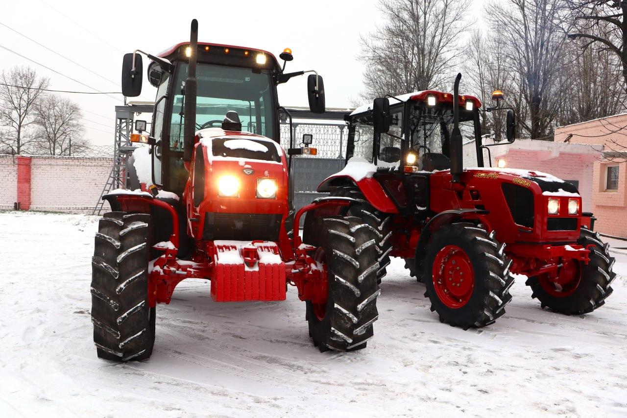 По полям, по полям красный трактор едет к нам...